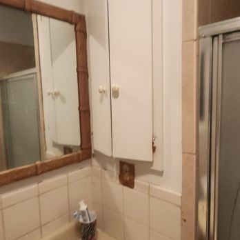 Sierra Construction & Design - The restroom before the remodel - General Contractors Near Me - Pacific Palisades, California Sierra Construction & Design - The restroom before the remodel - General Contractors Near Me - Pacific Palisades, California
