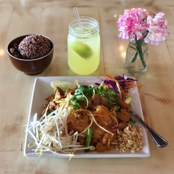 Pinto Thai Ramona - Pad Thai with mock duck and lemonade - Thai Near Me - Ramona, California
