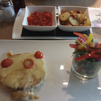Milano - Kipfilet met fris slaatje, patatjes en pizzaola-saus - Italian Near Me - Wijnegem, VAN
