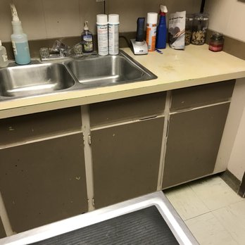 Sandhills Veterinary Clinic - Grungy counter in exam room - Veterinarians Near Me - Monahans, Texas Sandhills Veterinary Clinic - Grungy counter in exam room - Veterinarians Near Me - Monahans, Texas