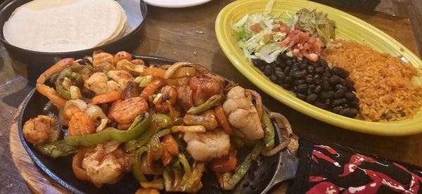 Tres Amigos (Lincolnway) by null