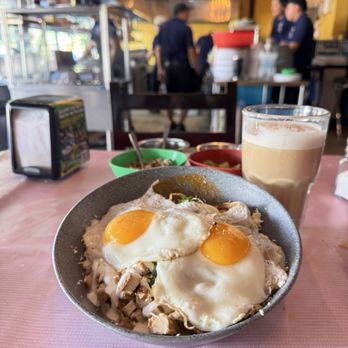 Taquería Honorio - Chicken and eggs chilaquiles with red + green sauce mixed (per waitress' recommendation)! - Mexican Near Me - Tulum, ROO Taquería Honorio - Chicken and eggs chilaquiles with red + green sauce mixed (per waitress' recommendation)! - Mexican Near Me - Tulum, ROO