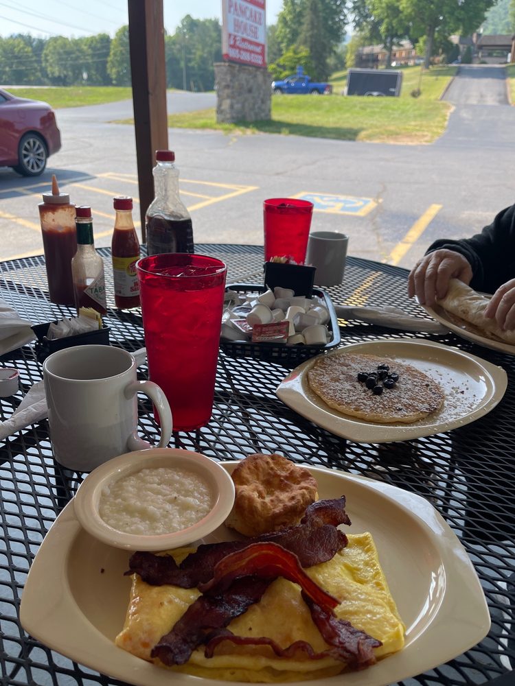 Townsend Pancake House Logo