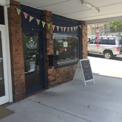Queen of Cakes - Front of shop