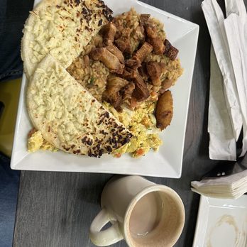 La Comuna Grill - Calentado Comuna con chorizo and a hot chocolate - Fast Food Near Me - West New York, New Jersey