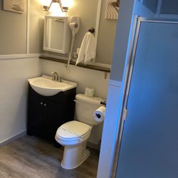 Harbor View Motel - Clean and cute bathroom