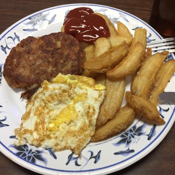 Jack's Inn - Homemade corned beef hash with wedges....  YUM-MY! - Breakfast & Brunch Near Me - Kahului, Hawaii