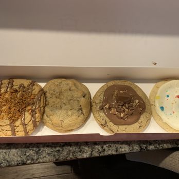 Crumbl - Allen - Peanut with Butterfinger, Milk Chocolate Chip, KitKat and Cold Sour Patch Kids Sugar Cookie - Bakeries Near Me - Allen, Texas Crumbl - Allen - Peanut with Butterfinger, Milk Chocolate Chip, KitKat and Cold Sour Patch Kids Sugar Cookie - Bakeries Near Me - Allen, Texas