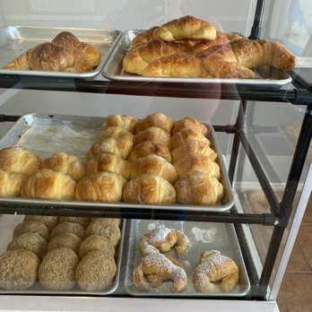 Argentinian Bakery - Diferentes selecciones de facturas. - Bakeries Near Me - Winter Springs, Florida