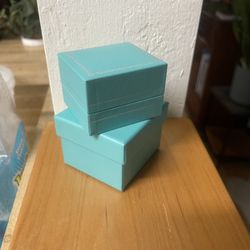 The pearl earrings came in a lovely box within a box, pretty color!