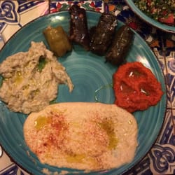 La Via della Seta - Humus, salsa di melanzane, salsa Al pepperoni , foglie di vite con melanzane e peperone