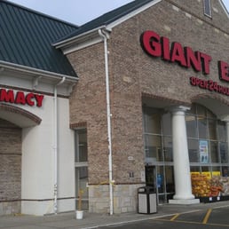 the front of a giant eagle pharmacy