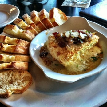 Mahony's Tavern - Baked Brie and Crostini Appetizer - Irish Near Me - Vancouver, British Columbia