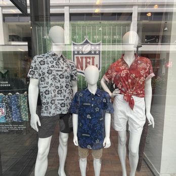 Reyn Spooner Ala Moana Center - window display - Men's Clothing Near Me - Honolulu, Hawaii Reyn Spooner Ala Moana Center - window display - Men's Clothing Near Me - Honolulu, Hawaii