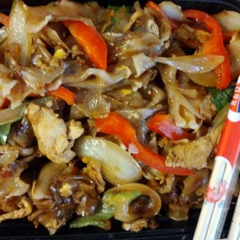 Ruuthai's Kitchen - Drunken noodles with chicken - Thai Near Me - Bridgeport, Connecticut