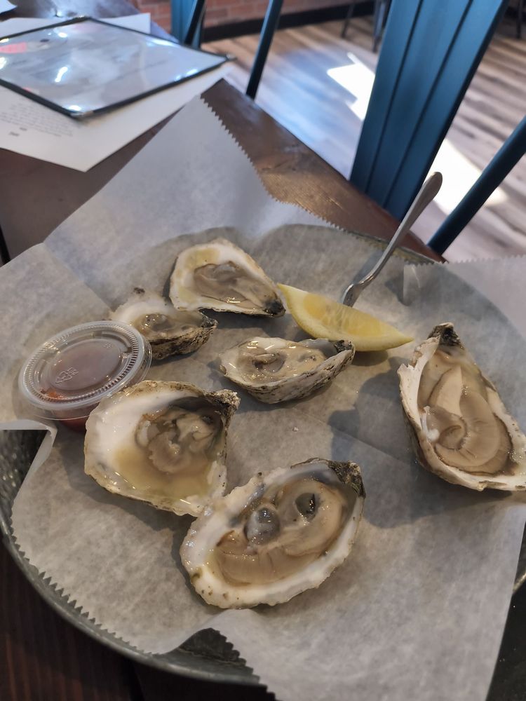 Urbanna Pearl Oyster Tavern Logo