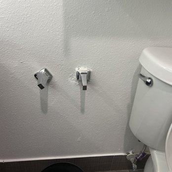 La Quinta Inn by Wyndham Calhoun - Toilet paper holder was broken - Hotels Near Me - Calhoun, Georgia