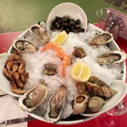 Delicious seafood embedded in crushed ice for a delightful dinner!