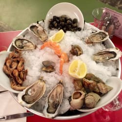 Restaurant Markthalle - Delicious seafood embedded in crushed ice for a delightful dinner!
