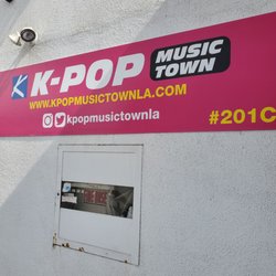 K-Pop Music Town - Follow the pink signs