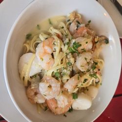 Villa Napoli - Linguine pescatore- scallops, shrimp and clams in a white wine garlic sauce. So many shrimp, lots of garlic. Hearty portion!