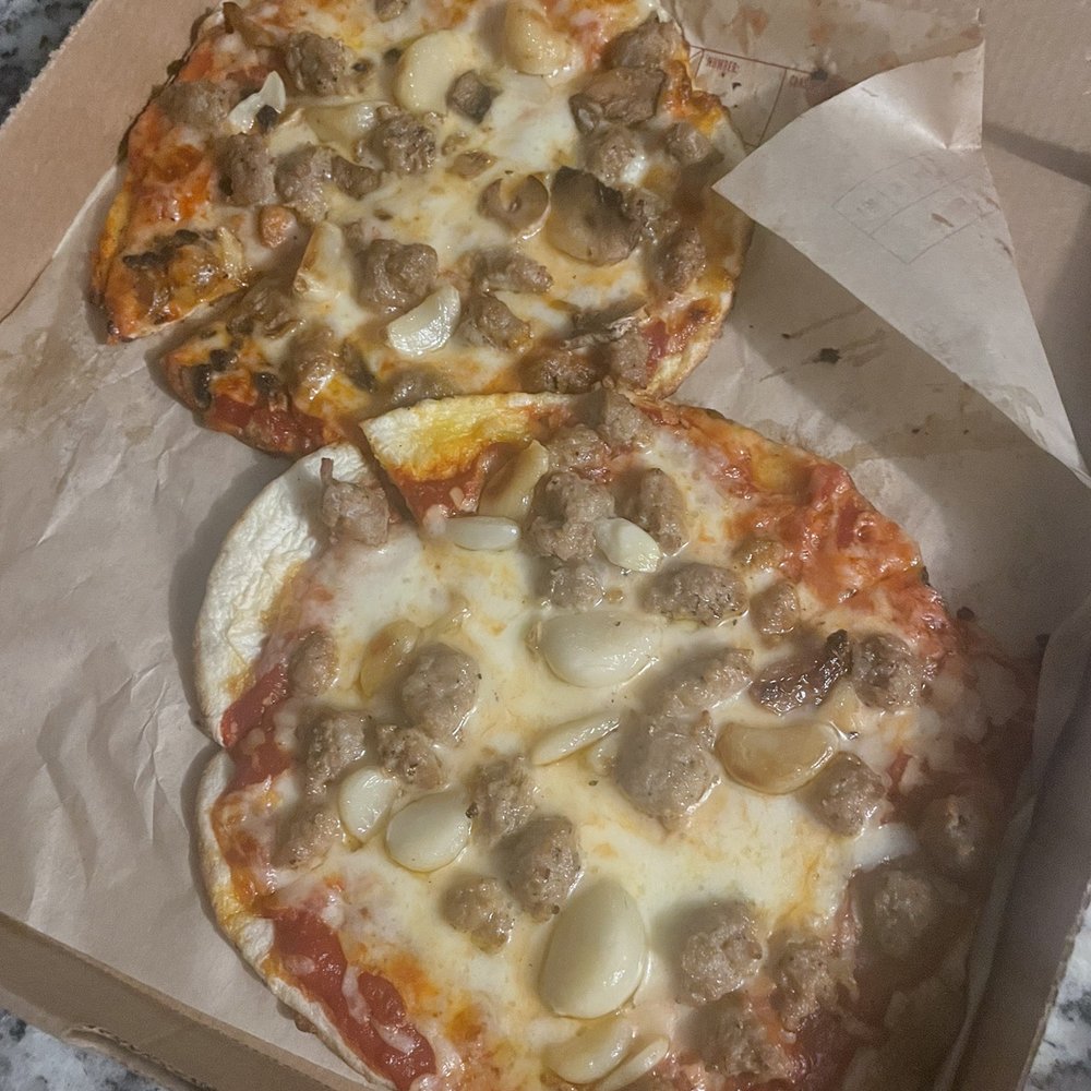 Sausage onions and mushrooms pizza with roasted garlic, this is remake,,,, only see sausage and garlic,,,, sad