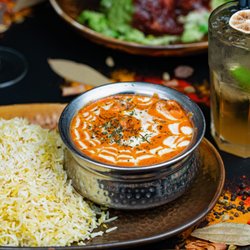 Svaadish - Ein Klassiker - Das Makhani Curry (auch Butter Chicken genannt in Kombination mit Hähnchen). Auch erhältlich mit vegan chicken.
