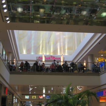 Linden-Center - Eiscafe Florenz immer gut besucht - Shopping Centers Near Me - Berlin, BE