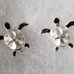 Maui Clothing Company - Cute earrings.