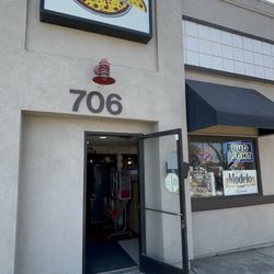 Alisal Pizzeria - Front view off of E. Alisal Street