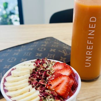 Unrefined Wellness Bar - Dream bowl and California Dreamin juice. - Juice Bars & Smoothies Near Me - Eugene, Oregon