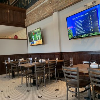 Giordano's - Seating Area - Pizza Near Me - Oakbrook Terrace, Illinois