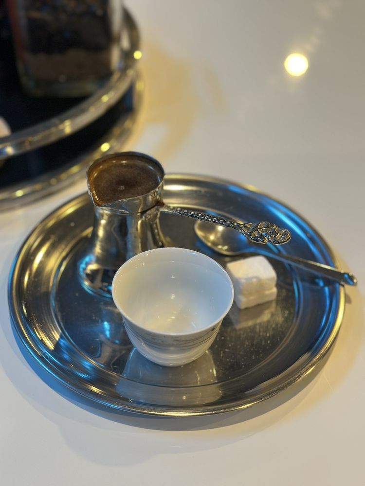Cafe Bar Mahala Logo