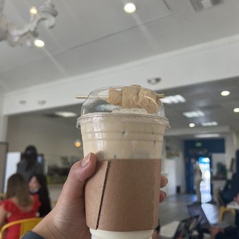 Cafe De Mama - Injeolmi Mochi Latte - Coffee & Tea Near Me - Los Angeles, California Cafe De Mama - Injeolmi Mochi Latte - Coffee & Tea Near Me - Los Angeles, California