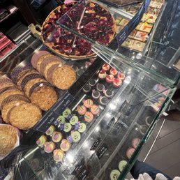Bakery display with florentiner noirs, which might be one of my favorite things ever now Bakery display with florentiner noirs, which might be one of my favorite things ever now