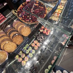 Bachmann - Bakery display with florentiner noirs, which might be one of my favorite things ever now