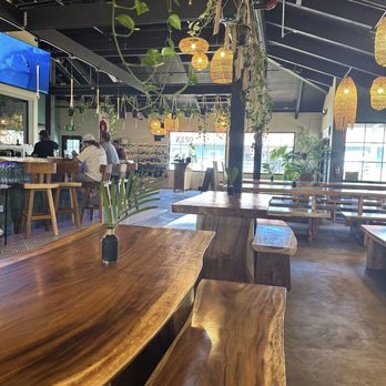 Napali Brewing - Cool wooden tables - Brewpubs Near Me - Kapaʻa, Hawaii