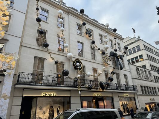 CHANEL NEW BOND STREET by null