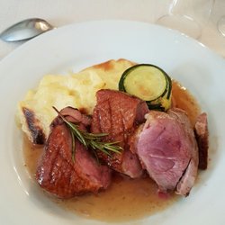 L'Oasis du Petit Galibier - Ente in honigsüßer Soße mit Rosmarin dazu Käse Kartoffel Gratin und ein Käse Zucchini Türmchen.