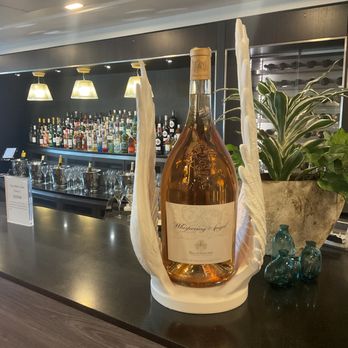British Airways First Class Lounge - The bar. - Airport Lounges Near Me - Greater London, XGL British Airways First Class Lounge - The bar. - Airport Lounges Near Me - Greater London, XGL