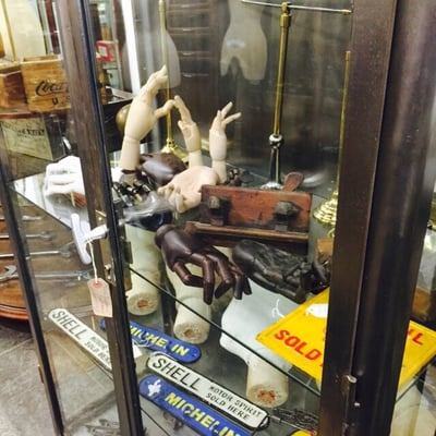 D & A Binder - Antique Shop Cabinets & Bespoke Shopfittings for Hire or Purchase by null