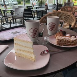 Junge Die Bäckerei - Käsekuchen, Apfelkuchen und Mandelhörnchen