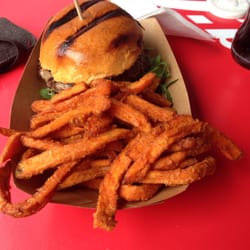 Bullys Burger Truck - Hamburger mit Süßkartoffelpürree Pommes