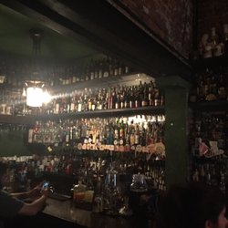 La Cova del Drac - La barra llena de bebidas de excelente calidad y buenos barman
