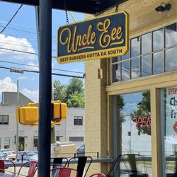 Uncle Eee - Entrance on the corner