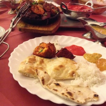 Curry House - Lamb masala a Tandori Thali mix, navíc mango chutney, chapati a nan chleb a trocha rýže - Indian Near Me - Prague, Puerto Rico Curry House - Lamb masala a Tandori Thali mix, navíc mango chutney, chapati a nan chleb a trocha rýže - Indian Near Me - Prague, Puerto Rico