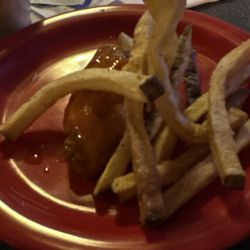 Gracie's Bar & Grill - Wings and fries