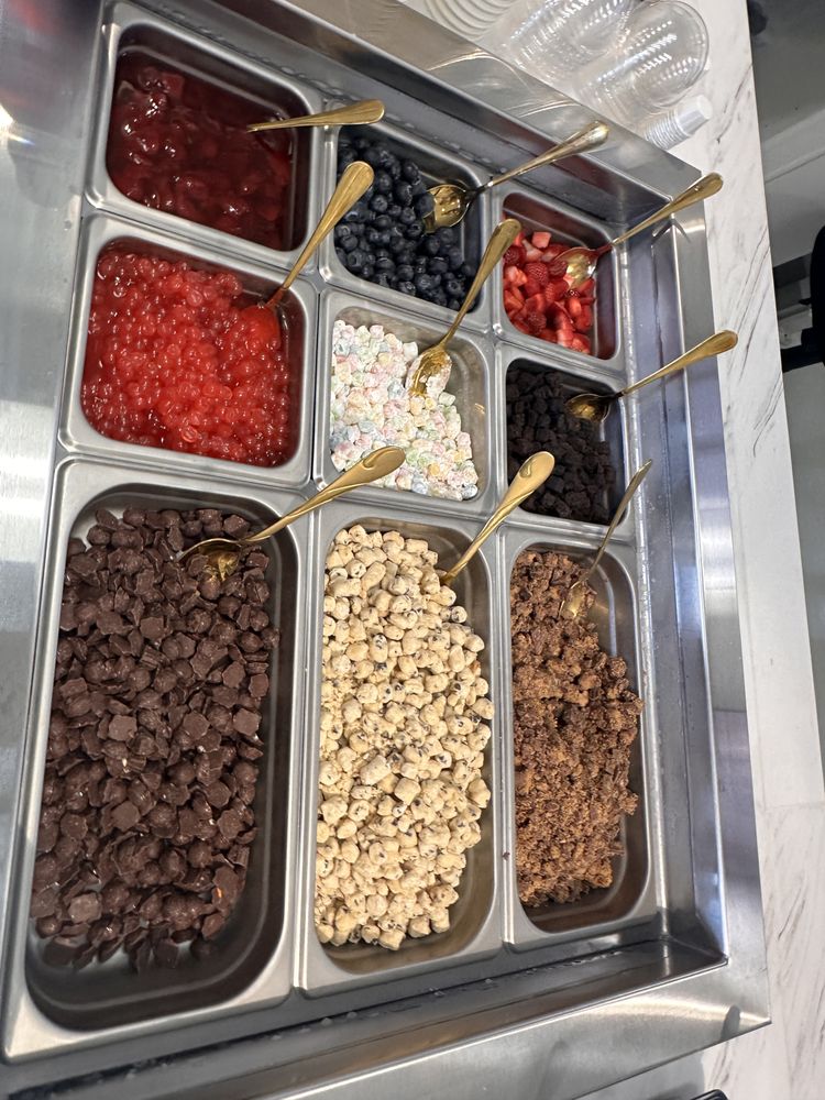 Golden Spoon Frozen Yogurt Logo