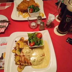 Grill House - Paniertes Schnitzel mit Bratkartoffeln und Salatbouquet und Hähnchenfilets mit Bratkartoffeln und Salatbouquet