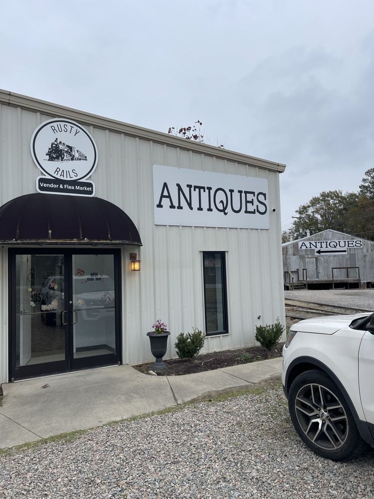 Rusty Rails Antiques Logo